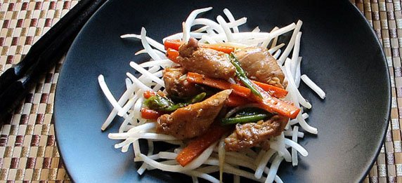 Курица с имбирем по-японски с рисом и овощами