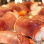 Рулетики из прошутто с креветками