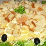 Салат цезарь с курицей, сухариками и майонезом