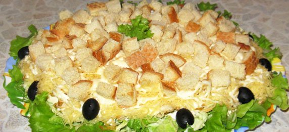 Салат цезарь с курицей, сухариками и майонезом Салат цезарь с курицей, сухариками и майонезом