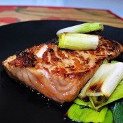 Лосось по-японски с соевым соусом, имбирем и жареным луком шаг 5