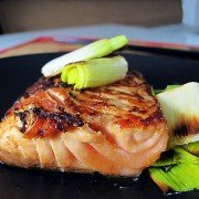 Лосось по-японски с соевым соусом, имбирем и жареным луком шаг 6