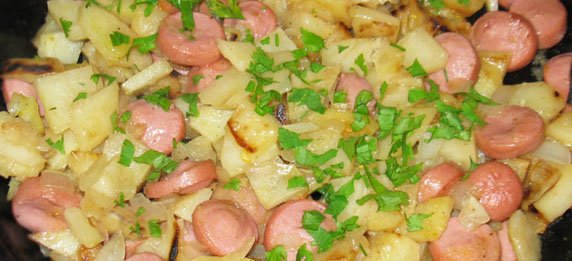 Жареная картошка с сосисками