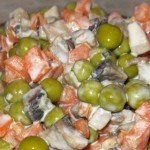 Теплый салат с тушеными грибами и морковью