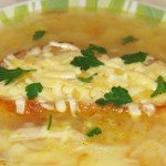 Французский луковый суп с гренками и сыром