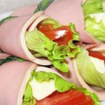 Рулетики с  помидором, сыром и салатом