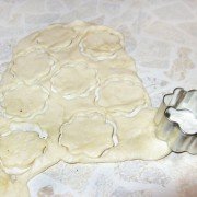 Дрожжевой слоеный пирог с вареньем шаг 4