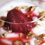 Простой и вкусный десерт из ягод и мороженого
