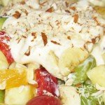 Фруктовый салат с йогуртом и миндалем