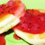 Сырники с соусом из красной смородины