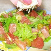 Салат из лосося с грейпфрутом и оливками - шаг 4 Салат из лосося с грейпфрутом и оливками - шаг 4
