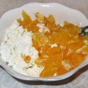 Бисквитный рулет с творогом и апельсинами - шаг 1