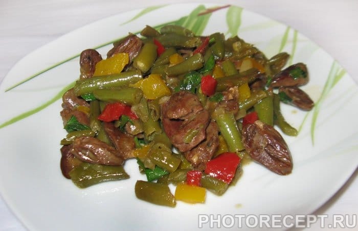 Тушенные куриные сердечки с морковью в сырном соусе