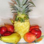 Ананас с фруктами — украшение на столе