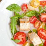 Салат с помидорами и гренками