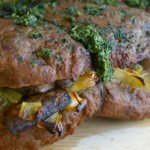 Стейк из говядины с грибами, запеченный в духовке