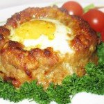 Гнезда из фарша с яйцом