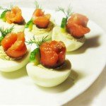 Фаршированные яйца с лососем и огурцом