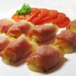Рулетики из ветчины с курагой и моцареллой