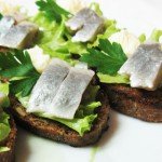 Селедка с яйцом на тостах