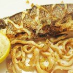 Сибас с кальмарами под белым рыбным соусом с лимоном