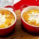 Запеченные яйца с «домашней колбасой» и пшенной кашей
