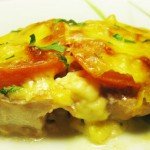 Запеченный окунь под помидорами и сыром
