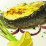 Сибас, фаршированный креветками в сырном соусе