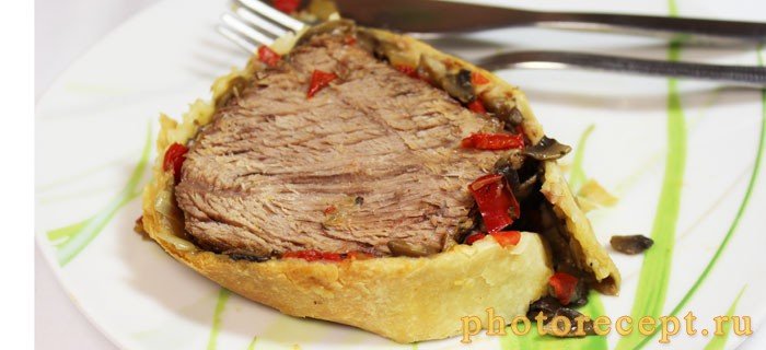 Мясо, запеченное в слоеном тесте с грибами и болгарским перцем