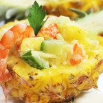 Салат с креветками, огурцом и рисом в ананасе