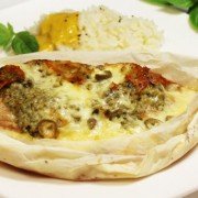 Шницель с соусом песто под сыром