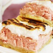 Творожная запеканка с красной смородиной и меренгой