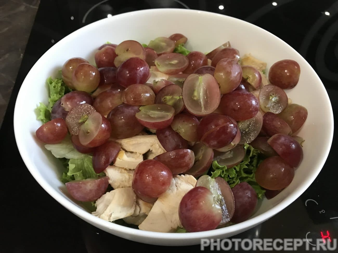 Салат с курицей фисташками и виноградом картинка Салат с курицей фисташками и виноградом картинка