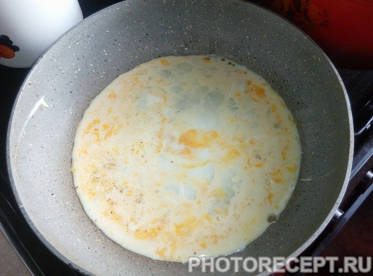 Как сделать яичницу на сковороде с колбасой рецепт Как сделать яичницу на сковороде с колбасой рецепт