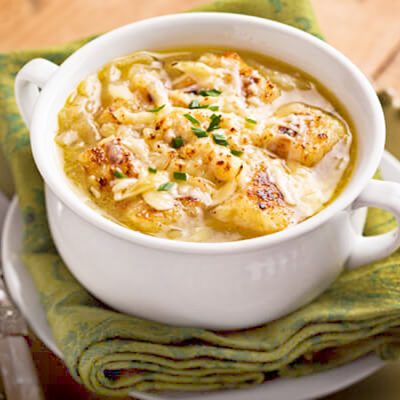 Постный луковый суп на овощном бульоне - рецепт с фото