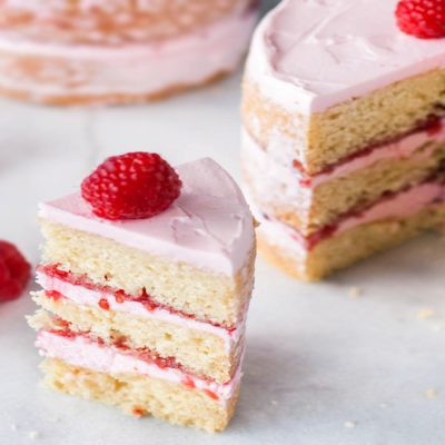 Бисквитный торт с сырным кремом и малиновым джемом - рецепт с фото Бисквитный торт с сырным кремом и малиновым джемом - рецепт с фото
