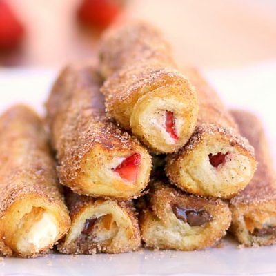 Роллы из тостового хлеба с сыром, клубникой и шоколадом - рецепт с фото Роллы из тостового хлеба с сыром, клубникой и шоколадом - рецепт с фото