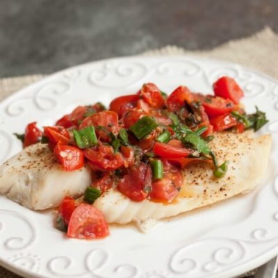 Диетическое блюдо – запеченная камбала с помидорами - рецепт с фото