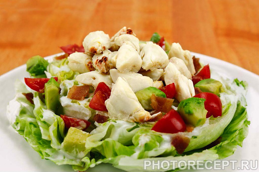 Праздничный салат из крабов, черри и авокадо - рецепт с фото пошагово