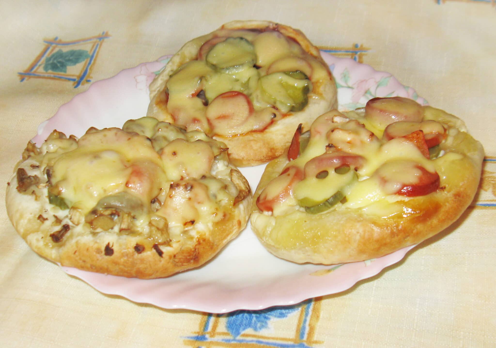 домашние мини пиццы. мини пицца с фаршем в духовке из дрожжевого теста. мини пицца в духовке из дрожжевого теста. мини пиццы из дрожжевого теста в духовке. пицца из дрожжевого теста.