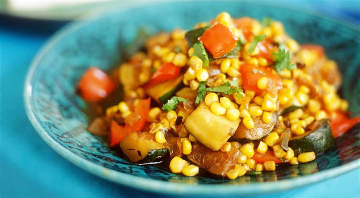 Теплый салат из индейки с кукурузой и кабачками