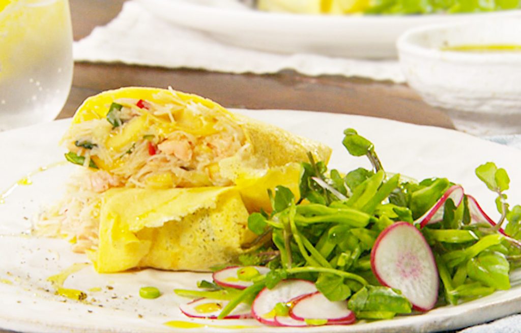 Яичный ролл с курицей и манго