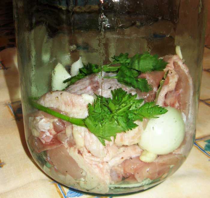 Фото рецепта - Тушеная курица в собственном соку в банке - шаг 3