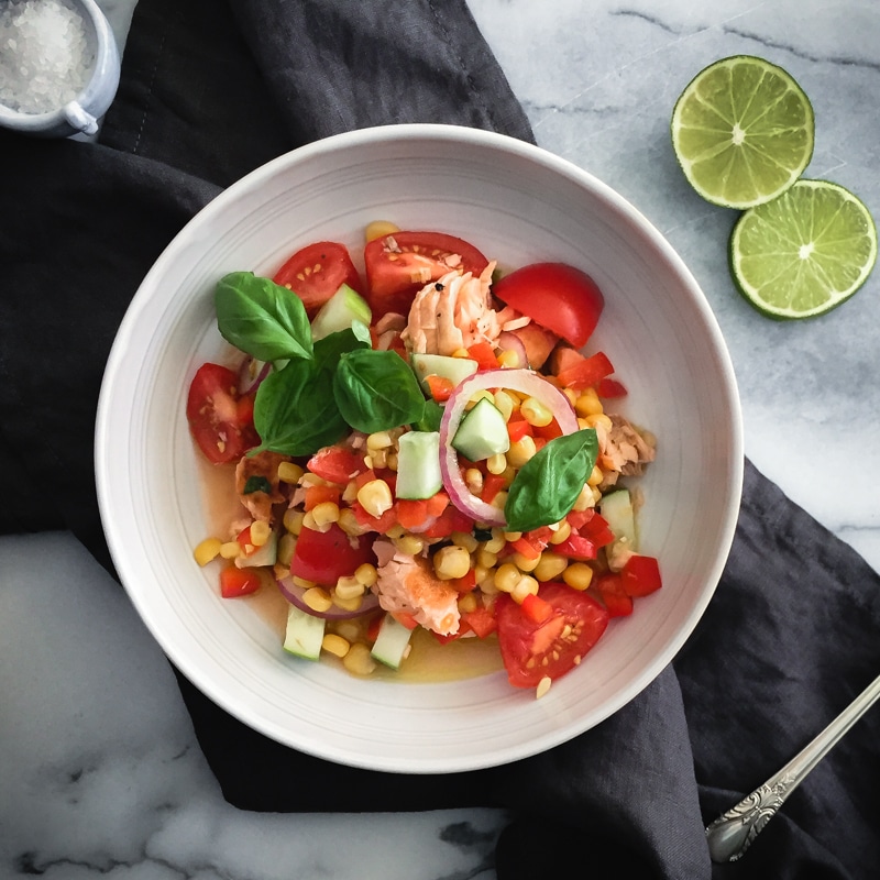 Салат из красной рыбы с кукурузой и овощами