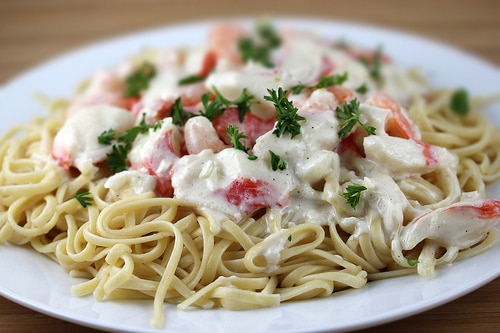 Паста с крабовым мясом под кокосовым дрессингом
