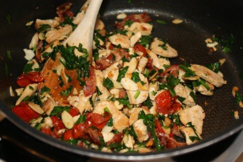 Фото рецепта - Запеченные в духовке макароны с сыром, беконом и шпинатом - шаг 8