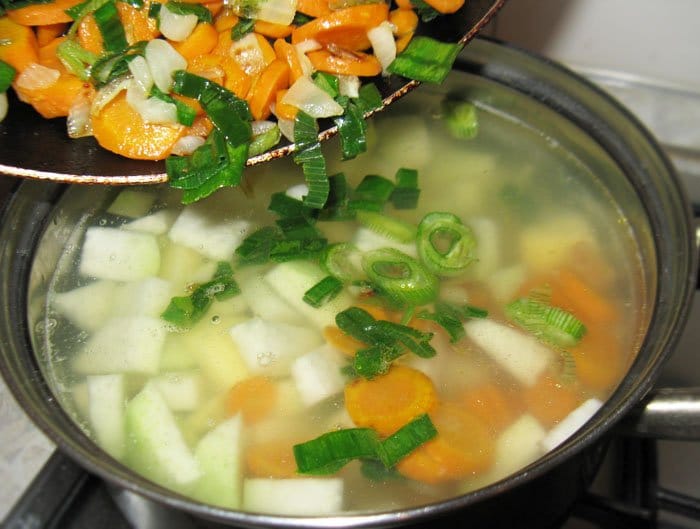 Фото рецепта - Овощной суп-пюре из кольраби с куриными клецками - шаг 5