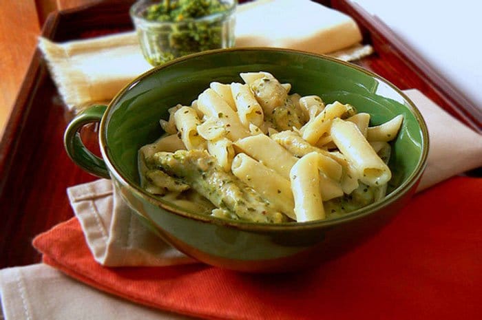 Фото рецепта - Макароны Пенне со сливочным соусом Песто и курицей - шаг 3