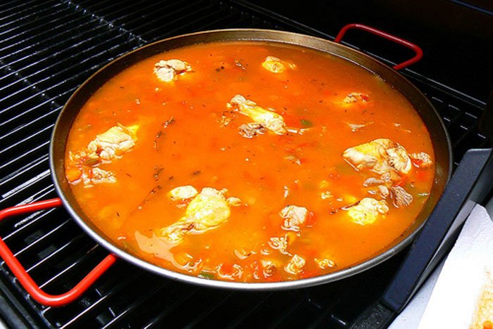 Фото рецепта - Паэлья (плов) с курицей и морепродуктами на гриле - шаг 6