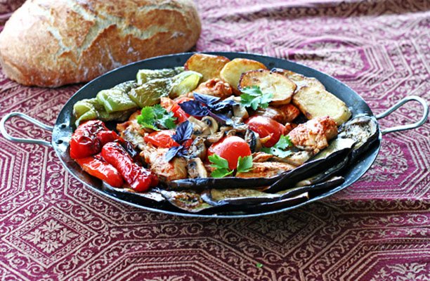 Жаренная курица с овощами в сковороде Вок